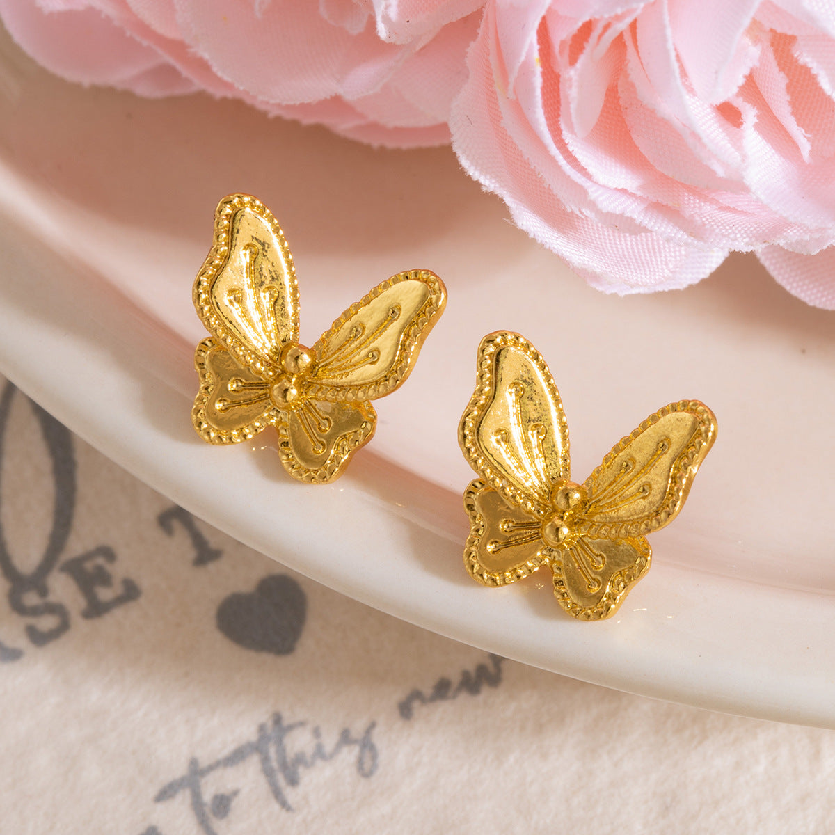 Wholesale Electroplated Zinc Alloy Butterfly Earrings - Retro Gold Design - Fashion Accessory for Daily Wear