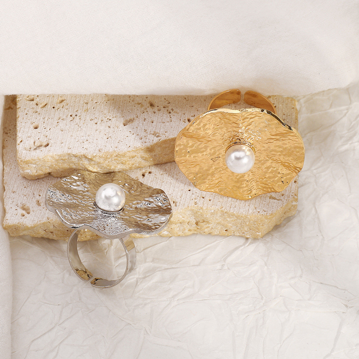 Anello elegante con perla rotonda in metallo retrò all'ingrosso