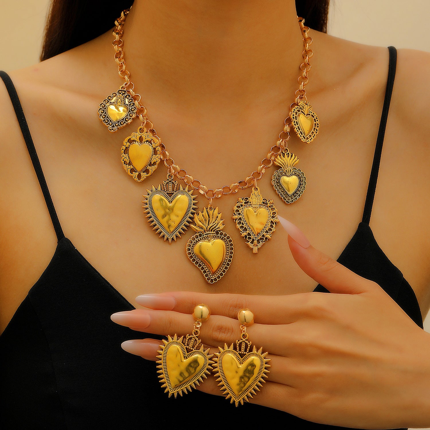 Wholesale Retro Religious Sacred Heart Pendant Necklace Heart Shape Alloy Electroplated Design Trendy Jewelry Gift For Women Boutique Resale