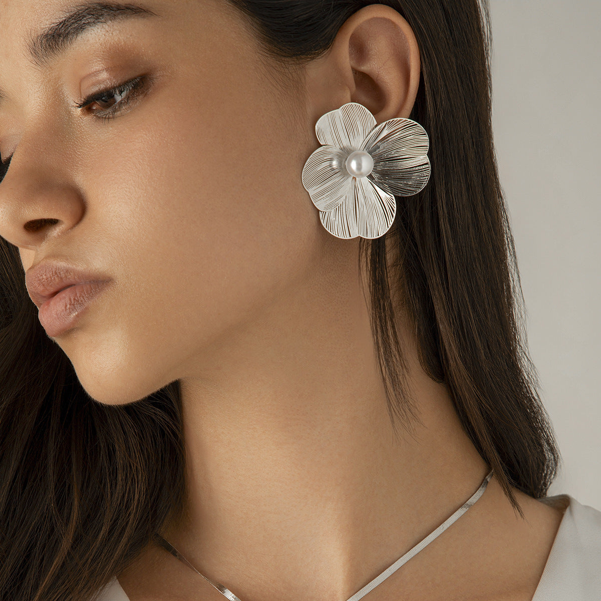Wholesale Alloy Matte Gold Faux Pearl Ginkgo Floral Earrings Trendy Jewelry Accessory For Party Wear And Boutique Resale