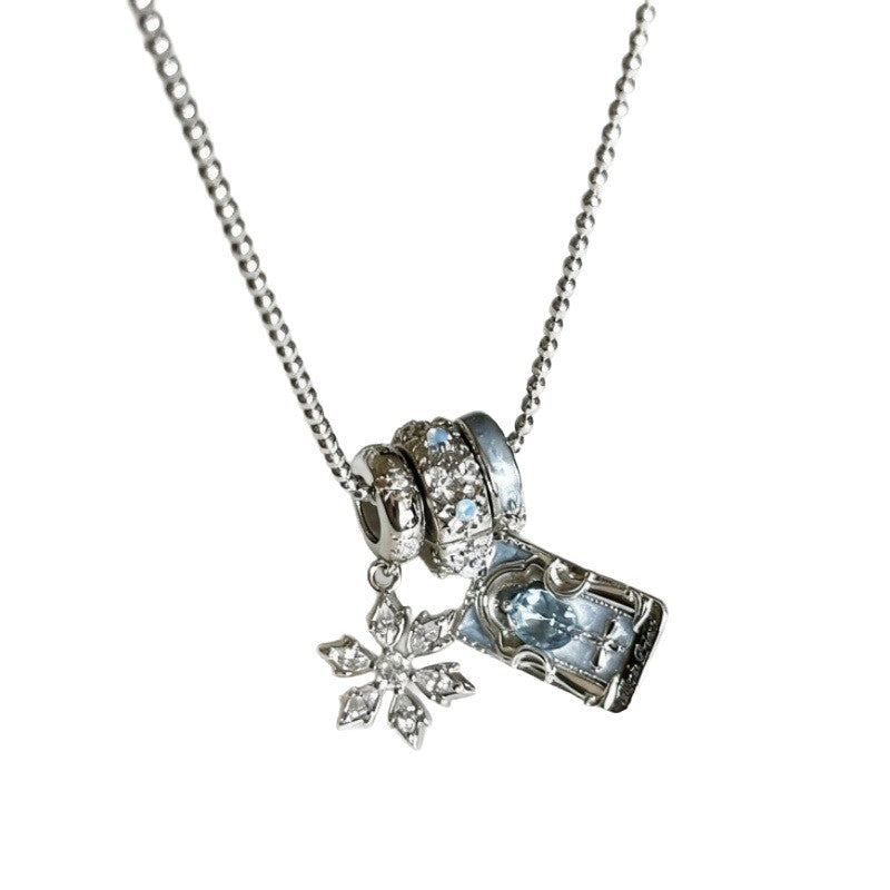 Wholesale Alloy Electroplated Snowflake Pendant Necklace Vintage Style Fashion Accessory for Women