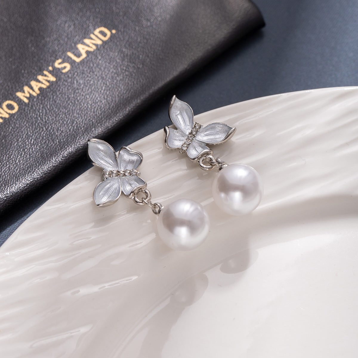 Wholesale Silver needle butterfly pearl stud earrings