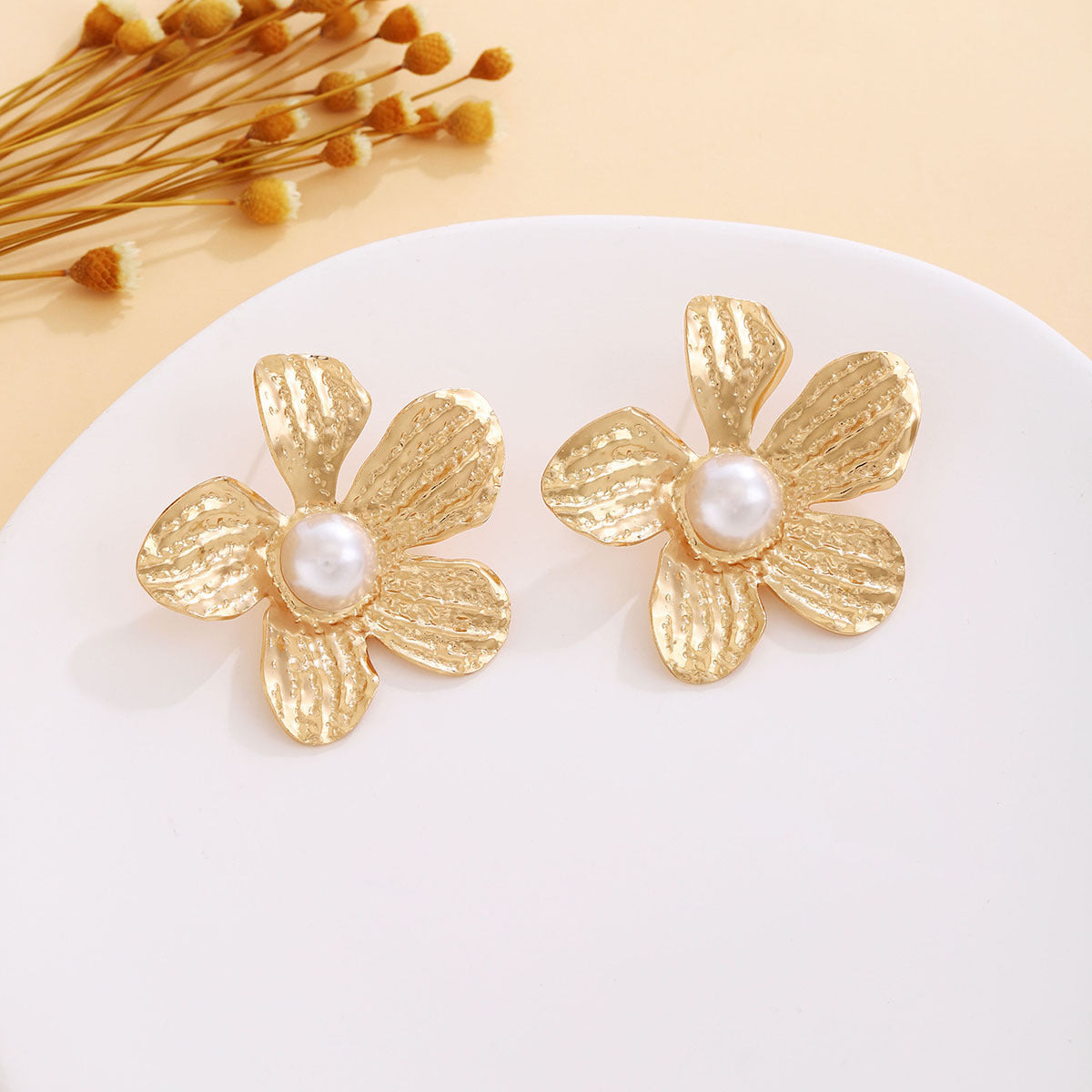 Wholesale Retro Flower Pearl Hollow Love Light Luxury Earrings