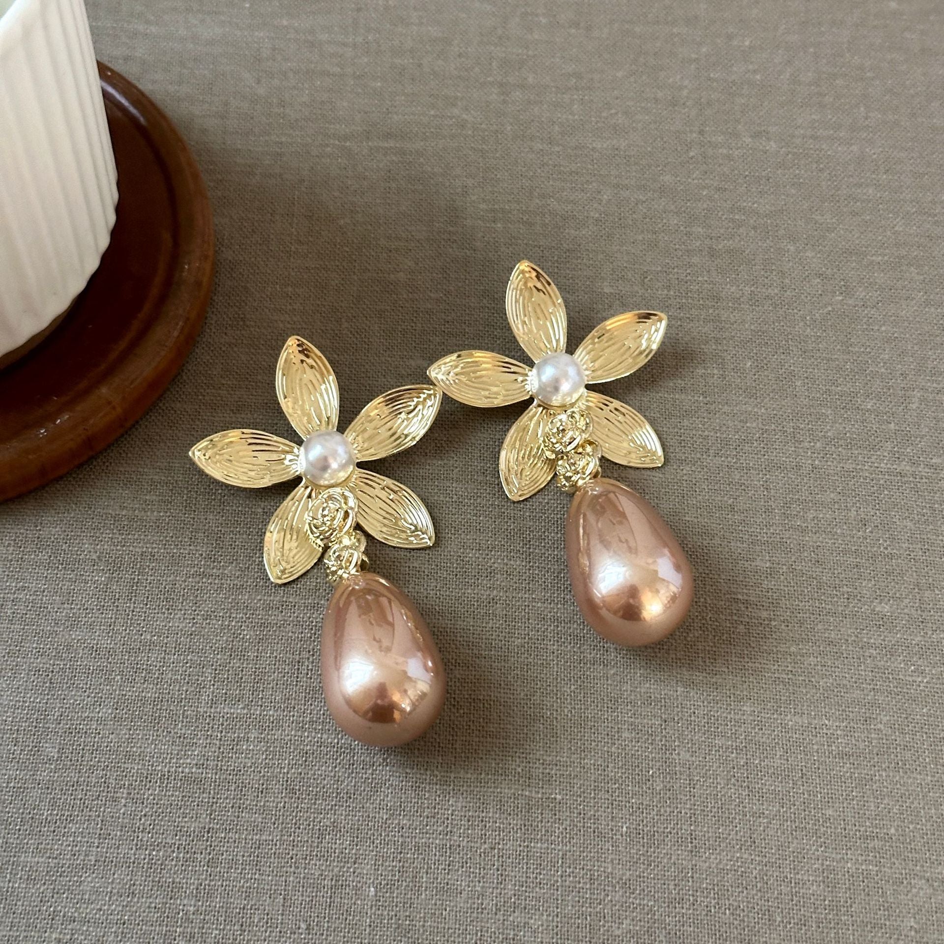 Wholesale Light Luxury Vintage Flower Earrings
