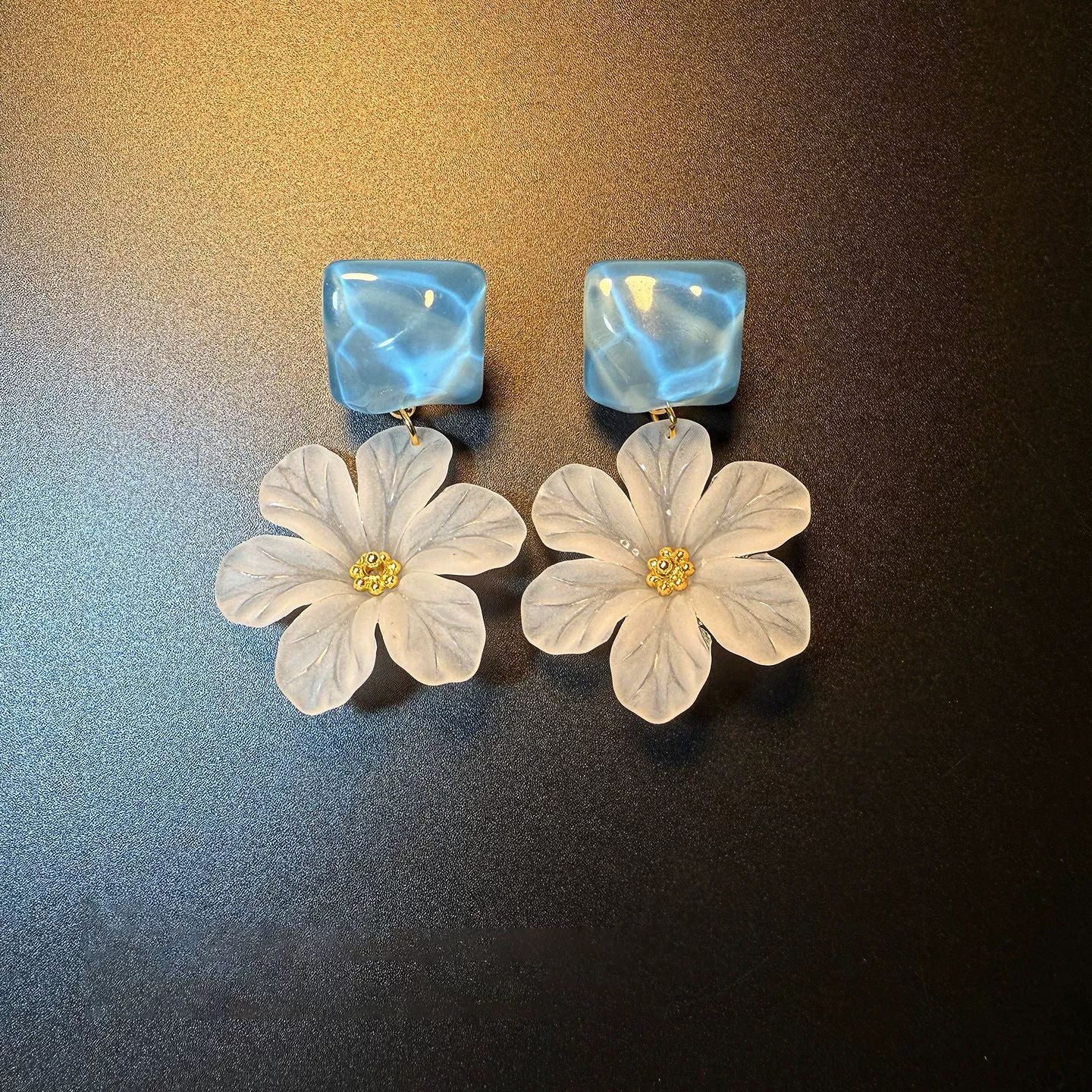 Wholesale Stylish Blue Flower Resin Earrings For Women Vacation Design Fashion Accessory For Boutique Resale