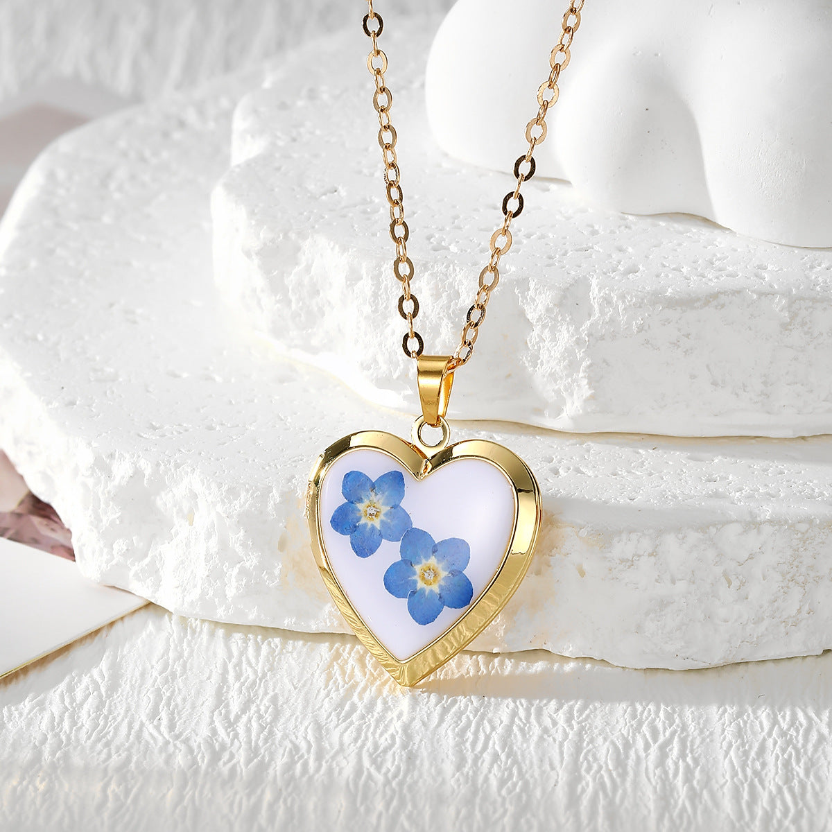 Wholesale Bohemian Resin Pendant Necklace With Dried Flowers Heart Photo Locket Style Fashion Accessory For Boutique Resale