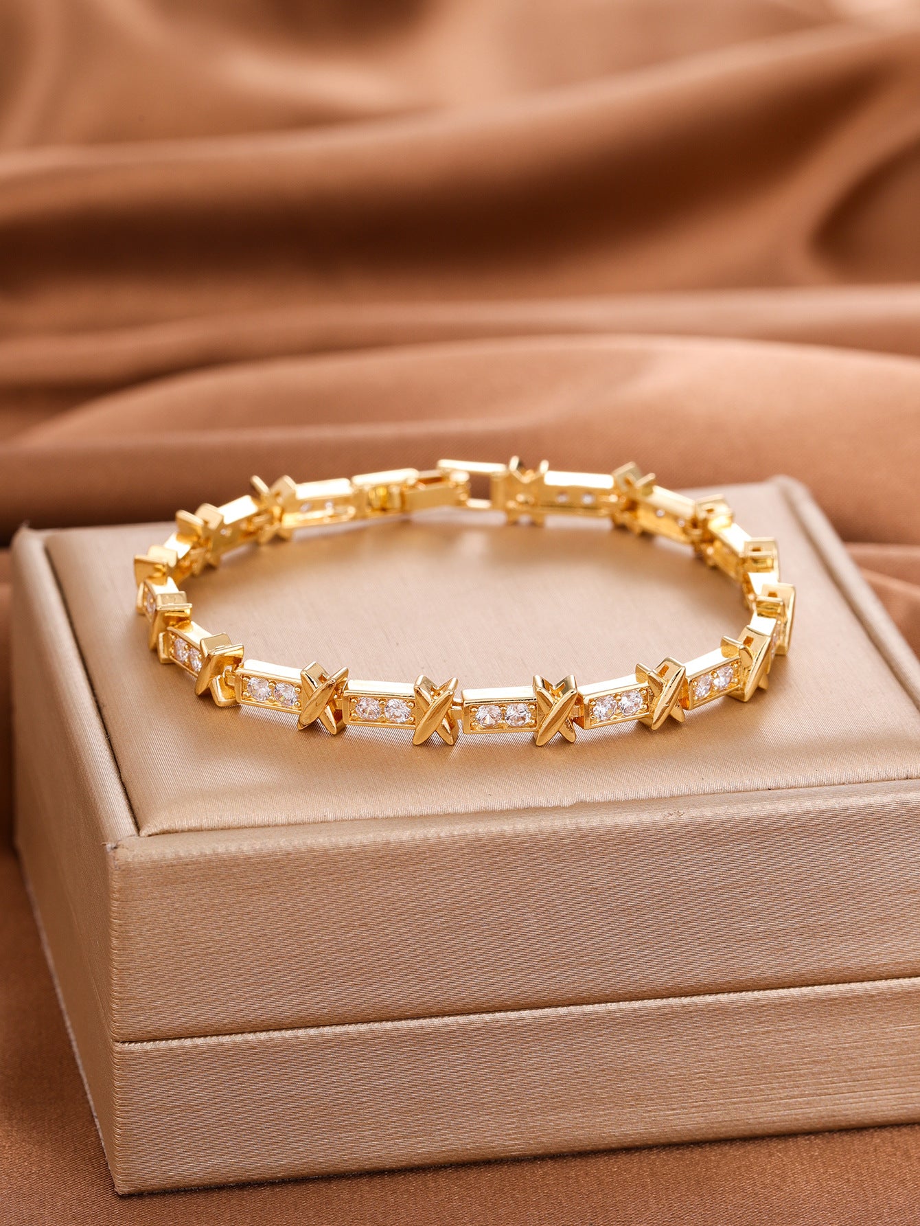 Wholesale Modern Geometric Zircon Bracelet,  Copper Gold Electroplated,  Jewelry Accessory for Women