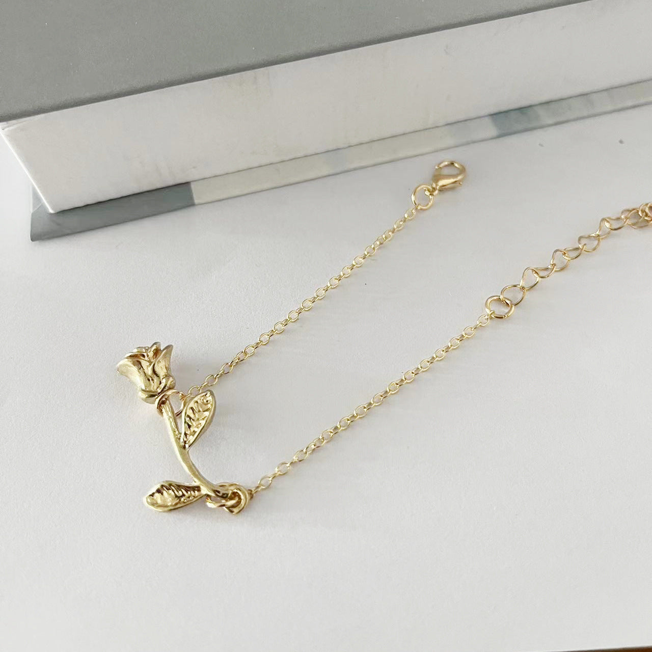 Wholesale Alloy Electroplated Bracelet for Women with Golden Flower Leaves Design Jewelry Accessory Gift