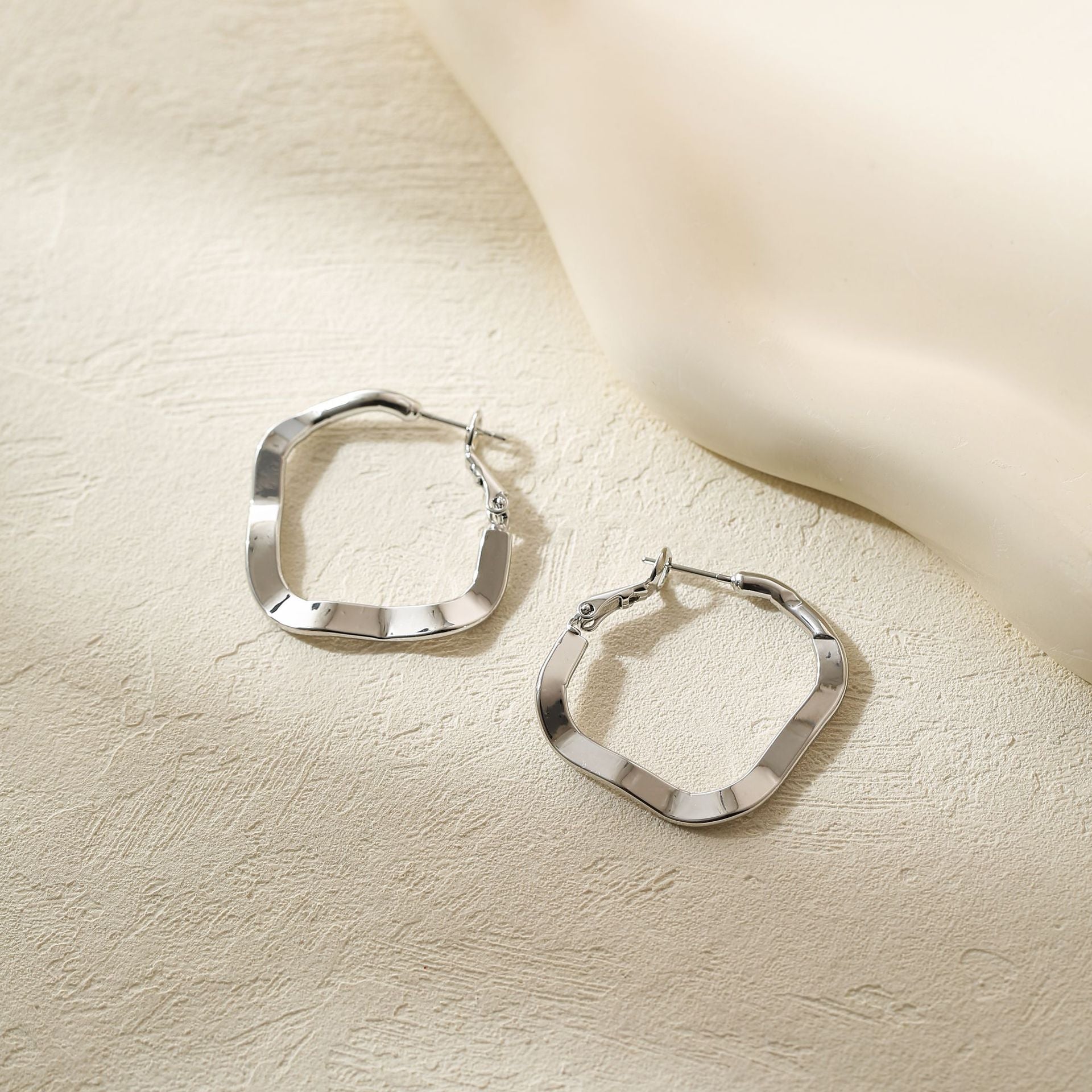 Wholesale  silver pigment hoop earrings hoop earrings