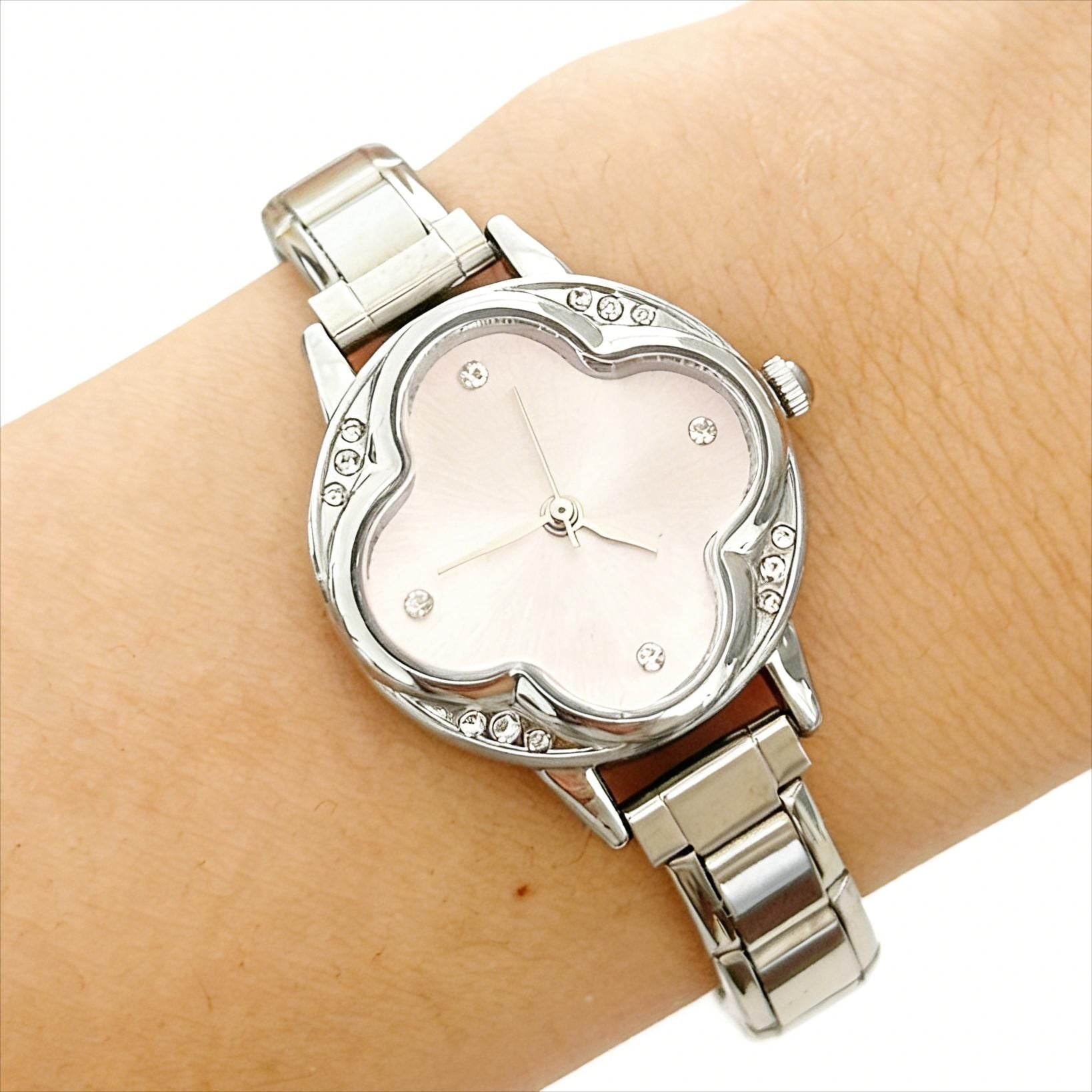 Wholesale Trendy Women' s Casual Quartz Watch with Ruby Four-Leaf Clover Diamond Design,  DIY Accessory for Resale