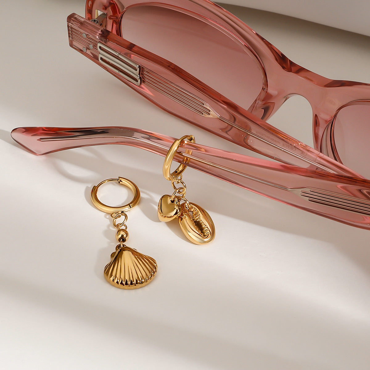 Wholesale  18k gold stainless steel toothed shell smooth love shoes ear buckle earrings