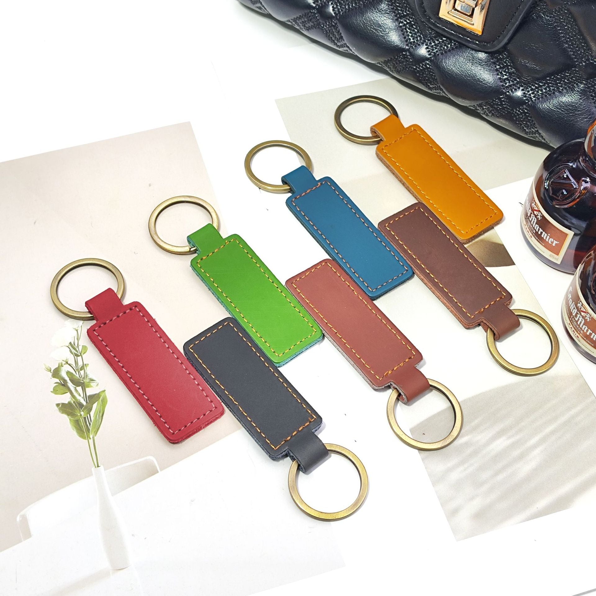 Wholesale  small gift cowhide car keychain leather pendant retro Keychains