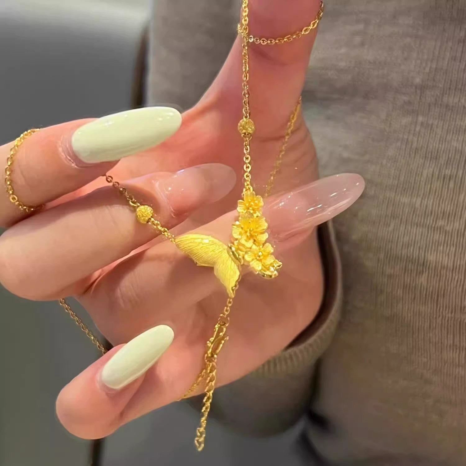 Wholesale Exquisite and Luxurious Butterfly Collarbone Necklace with Traditional Craftsmanship