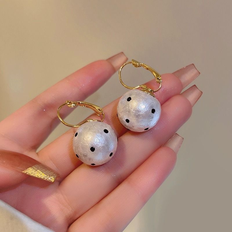 Wholesale Retro Polka Dot Geometric Circle Earrings Pearl Fashion Accessory Jewelry