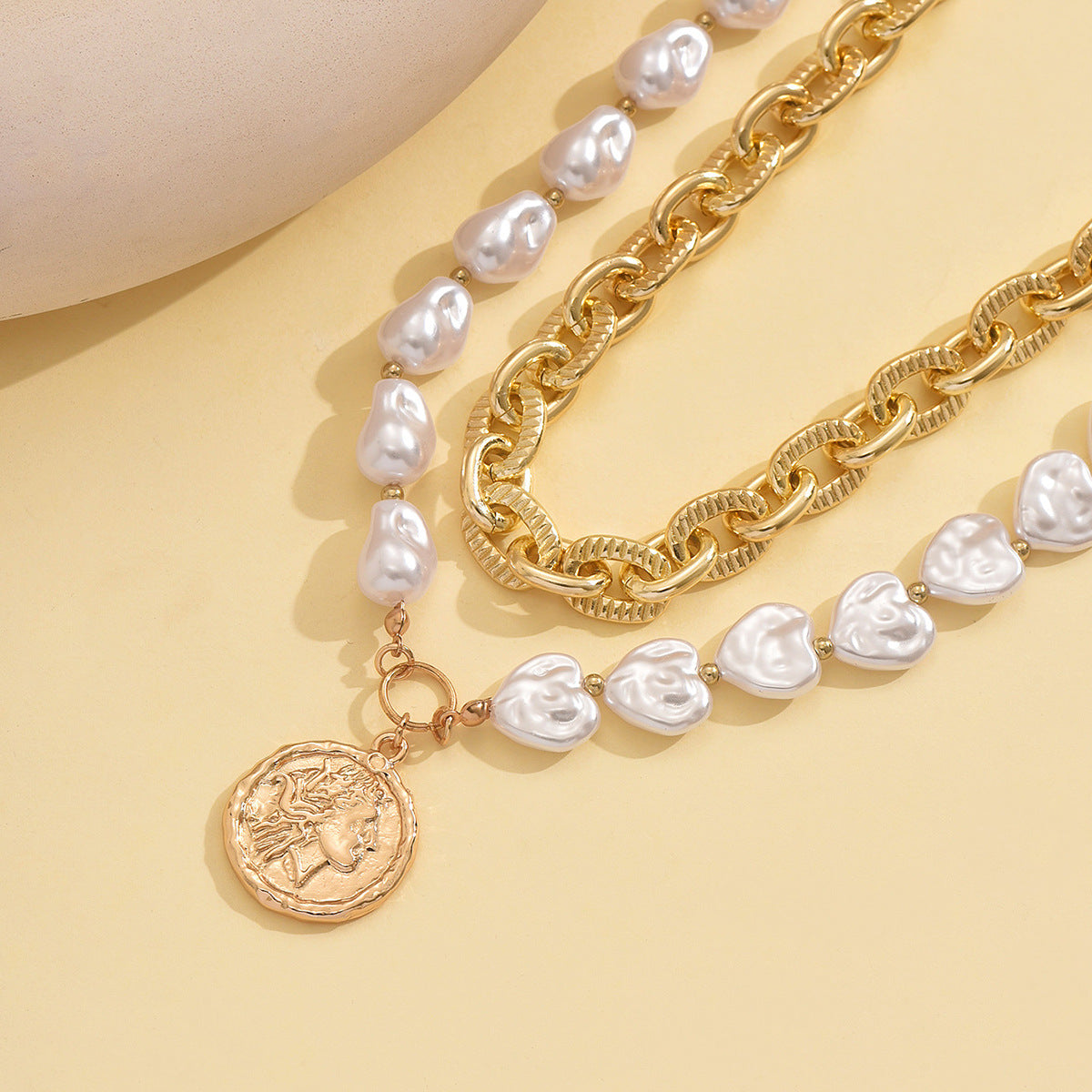 Wholesale relief portrait round pendant necklace