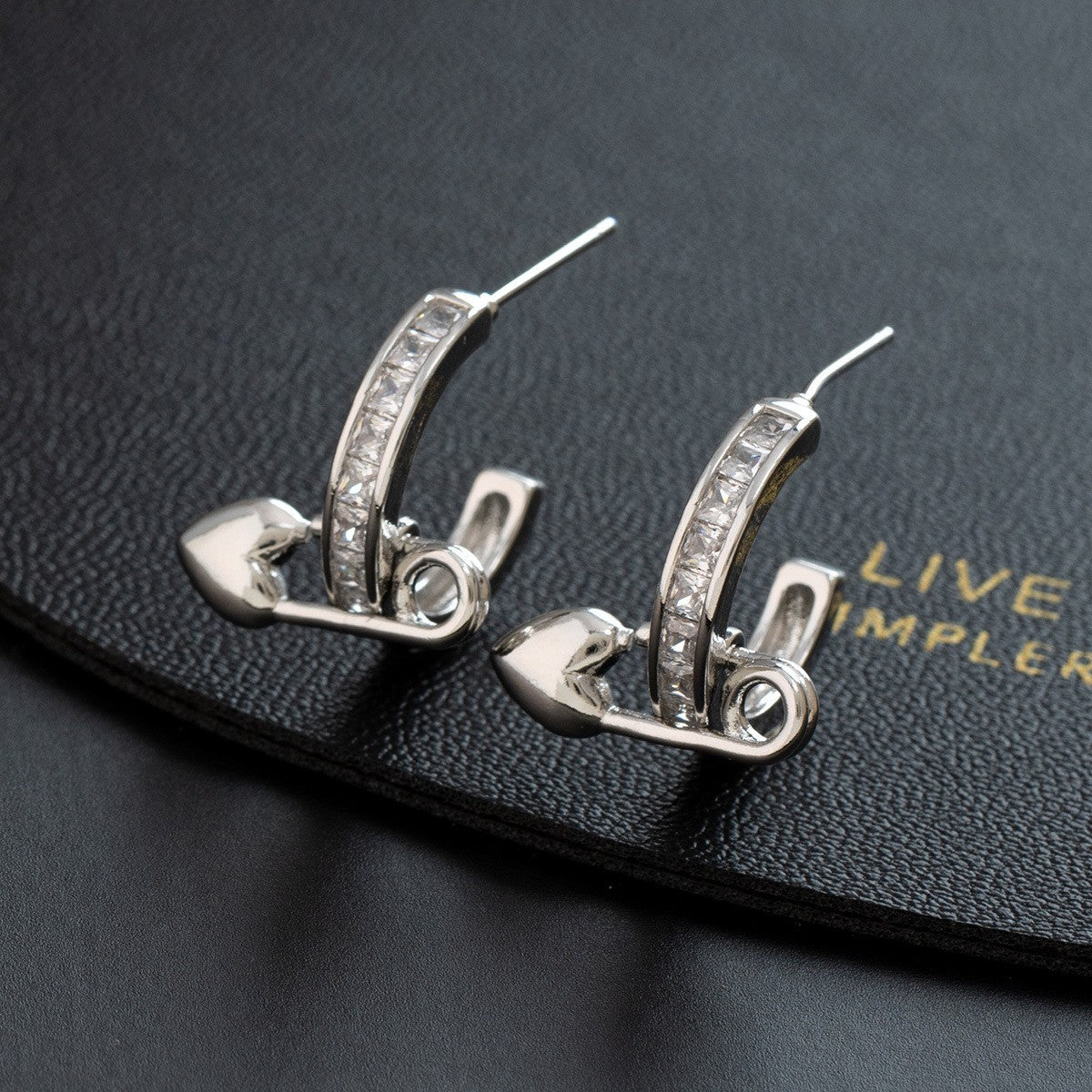 Wholesale Gold Plated Zircon Letter Ear Cuffs For Women Trendy Geometric Shape Chic Everyday Jewelry Accessory Boutique Resale Gift