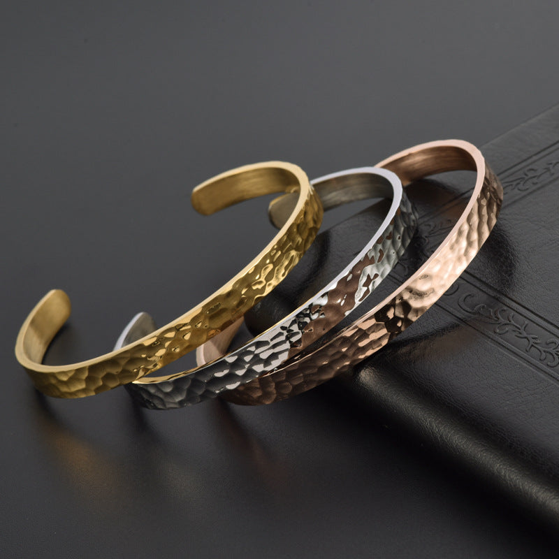 Bracciale per coppia in stile casual aperto in acciaio inossidabile dorato battuto a mano all'ingrosso