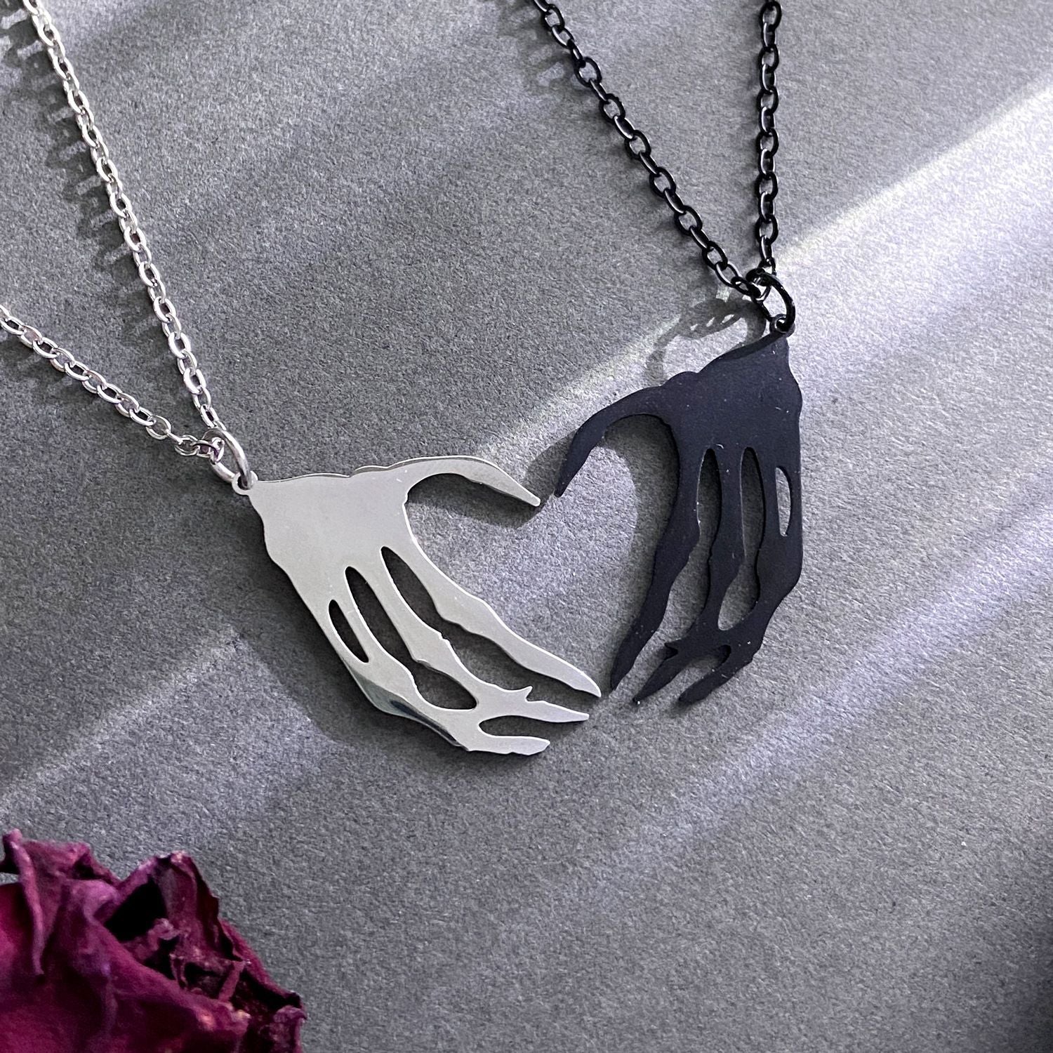 Wholesale Trendy Couple Skull Hand Heart Necklace Stainless Steel Fashion Accessory Gift for Best