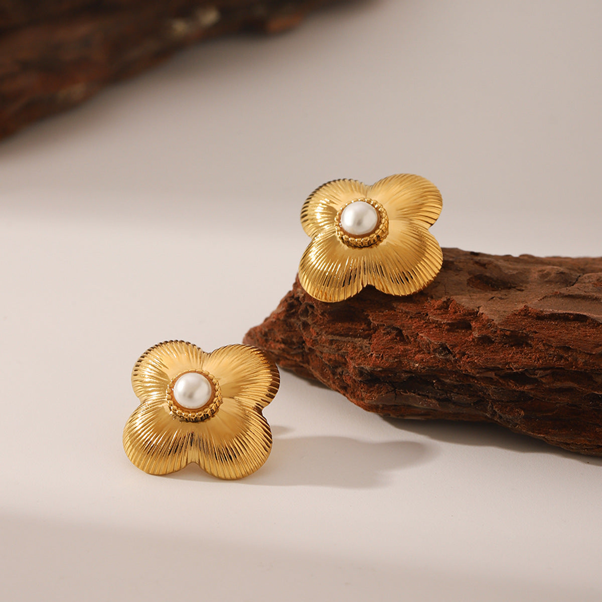 Wholesale  light luxury stainless steel 18K gold inlaid pearl flower-shaped earrings
