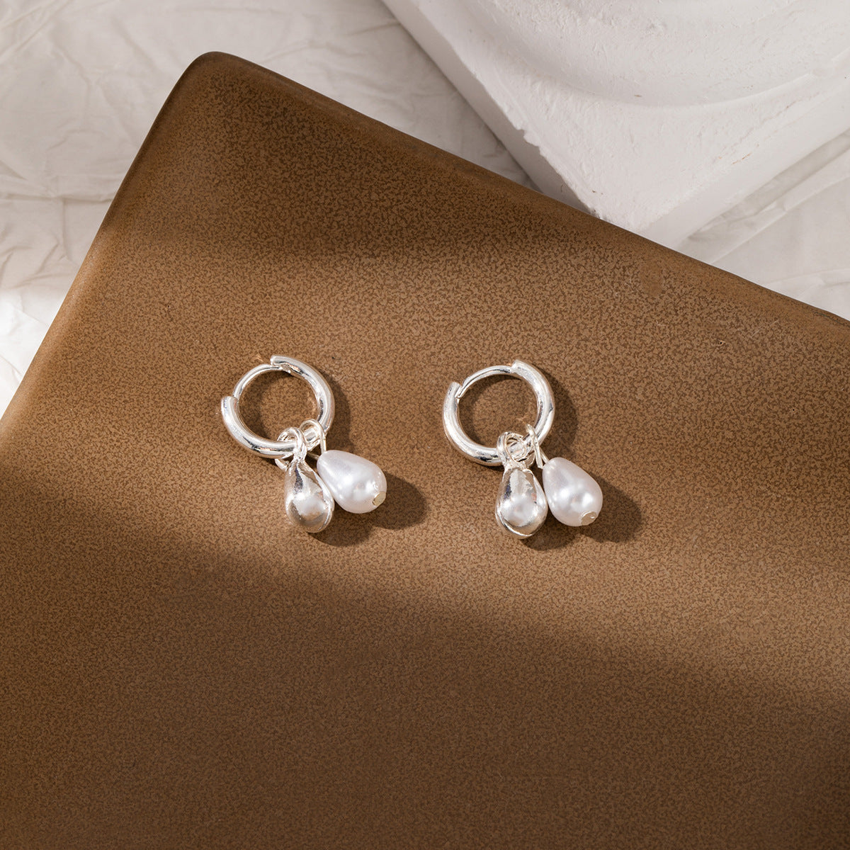 Wholesale Light luxury peardrop pearl stud earrings