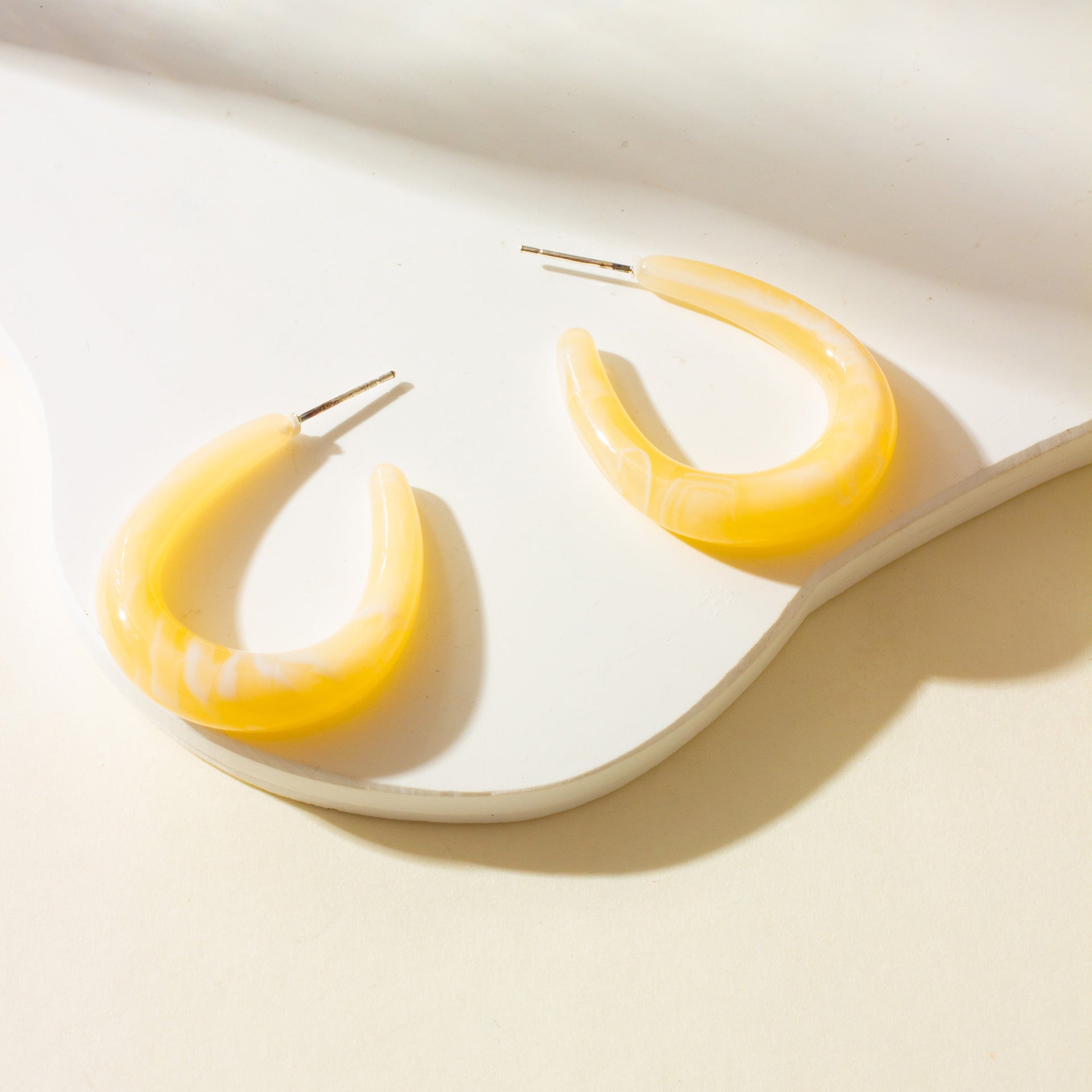 Großhandel Acryl-Stereozylindrische C-förmige Ohrringe