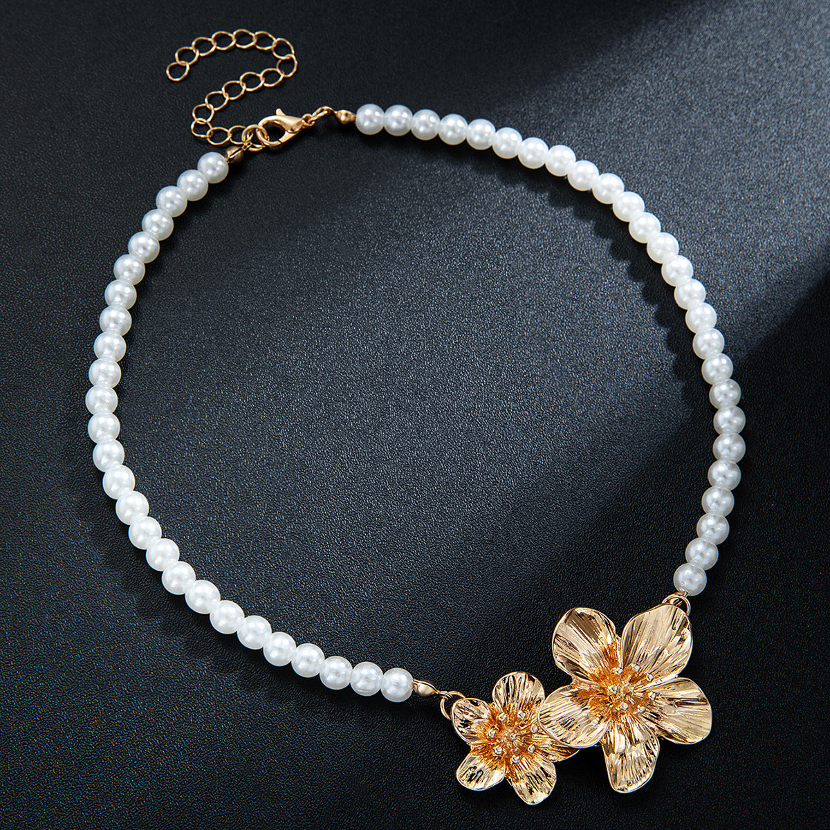 Wholesale Three-dimensional flower pendant pearl beaded adjustable clavicle chain