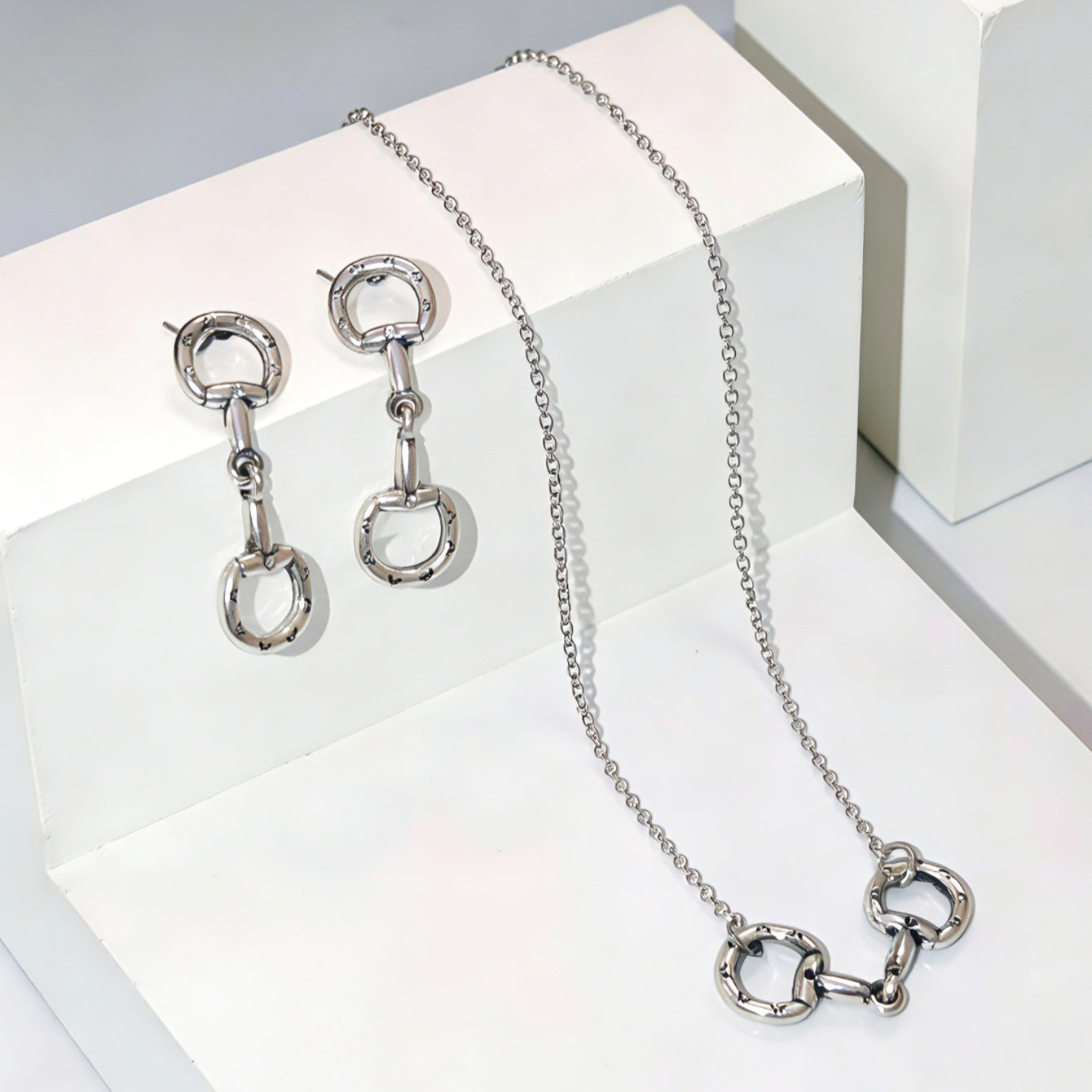 Wholesale Trendy Women S Zinc Alloy Necklace Earring Set Horseshoe Buckle Design Gold Blue Stone Snake Chain Jewelry Accessory