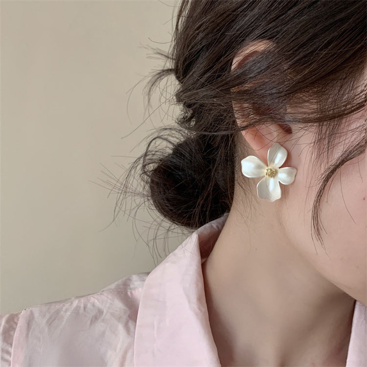 Wholesale metal flower-painted luxury earrings