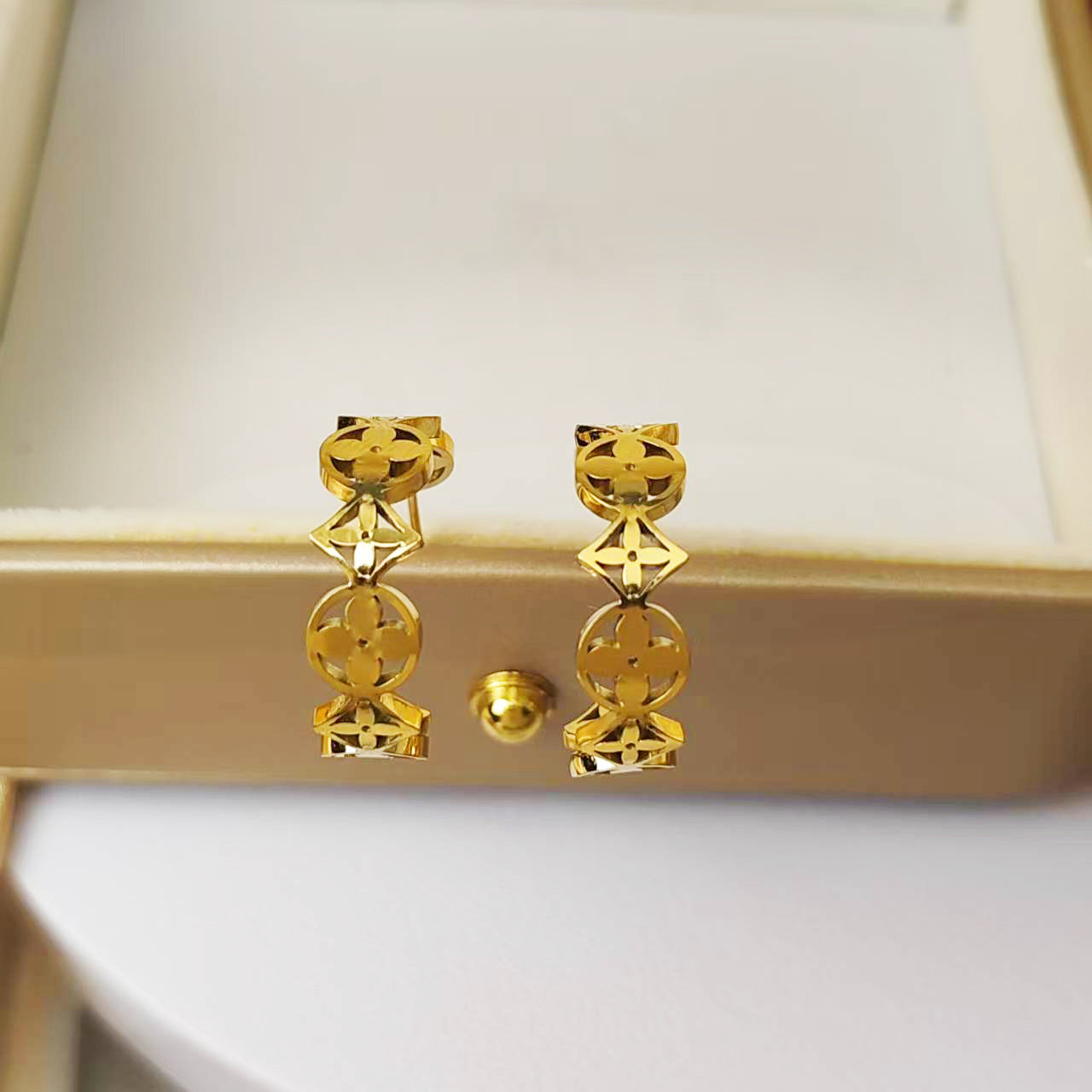 Wholesale Four-Leaf Clover Arc Earrings Fashion Accessory Gift for Women Boutique Jewelry
