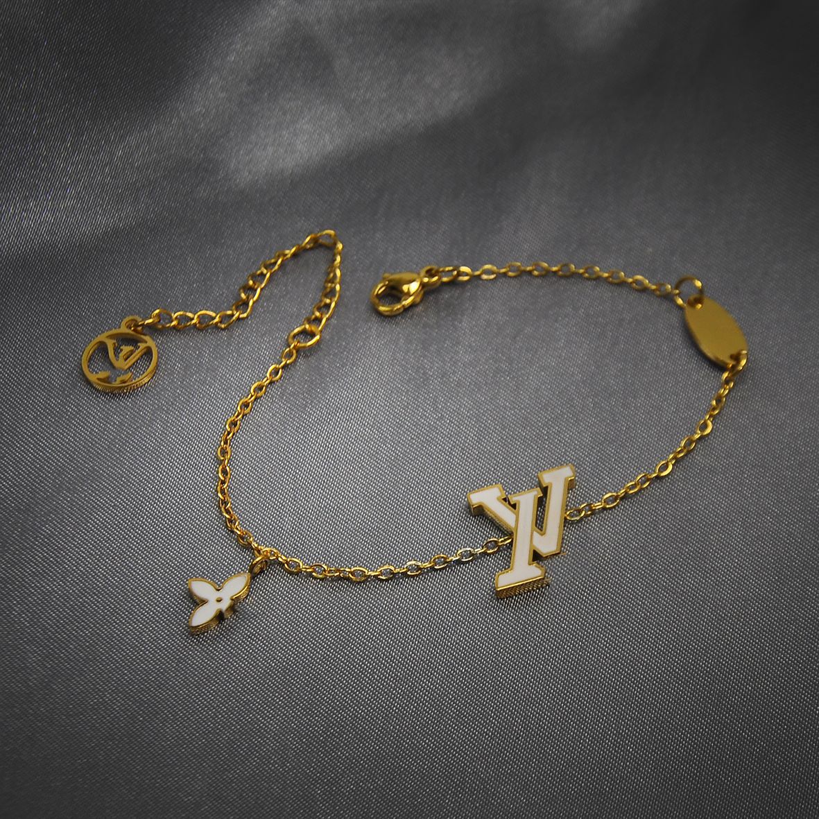 Wholesale Light Luxury Flower L Letter Bracelet Titanium Steel Electroplated Gold Fashion Jewelry Accessory Gift for Women