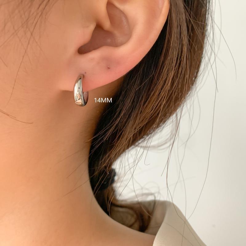 Wholesale Thick earrings  round face light luxury  silver earrings