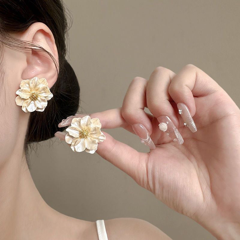 Wholesale French Vintage Camellia Flower Earrings Alloy Electroplated Jewelry Accessory