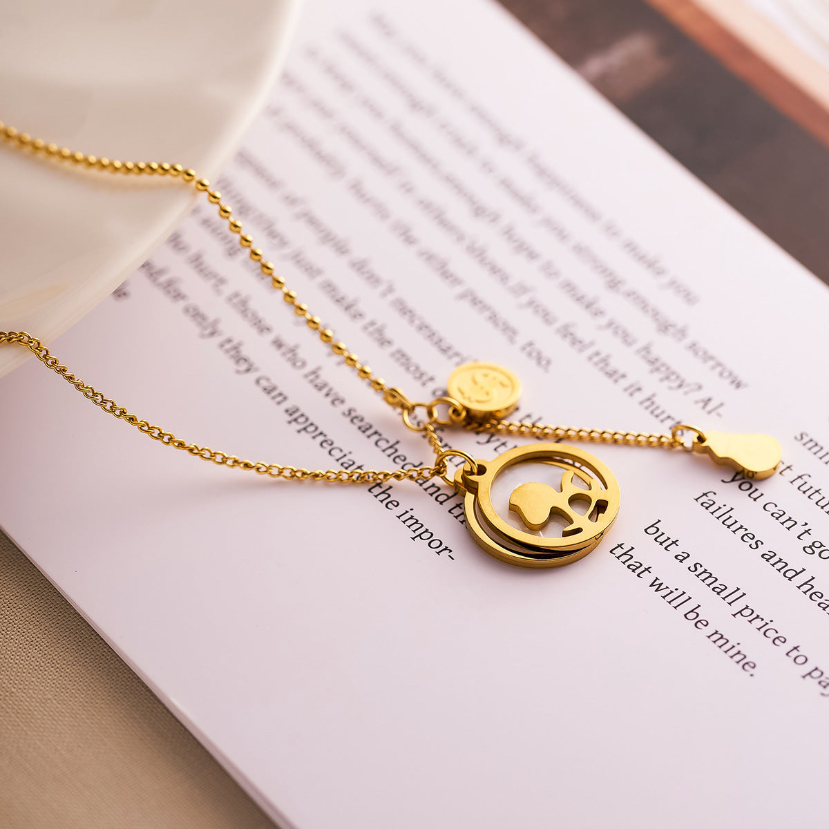 Wholesale Titanium steel non-fading white shell 18k gold necklace