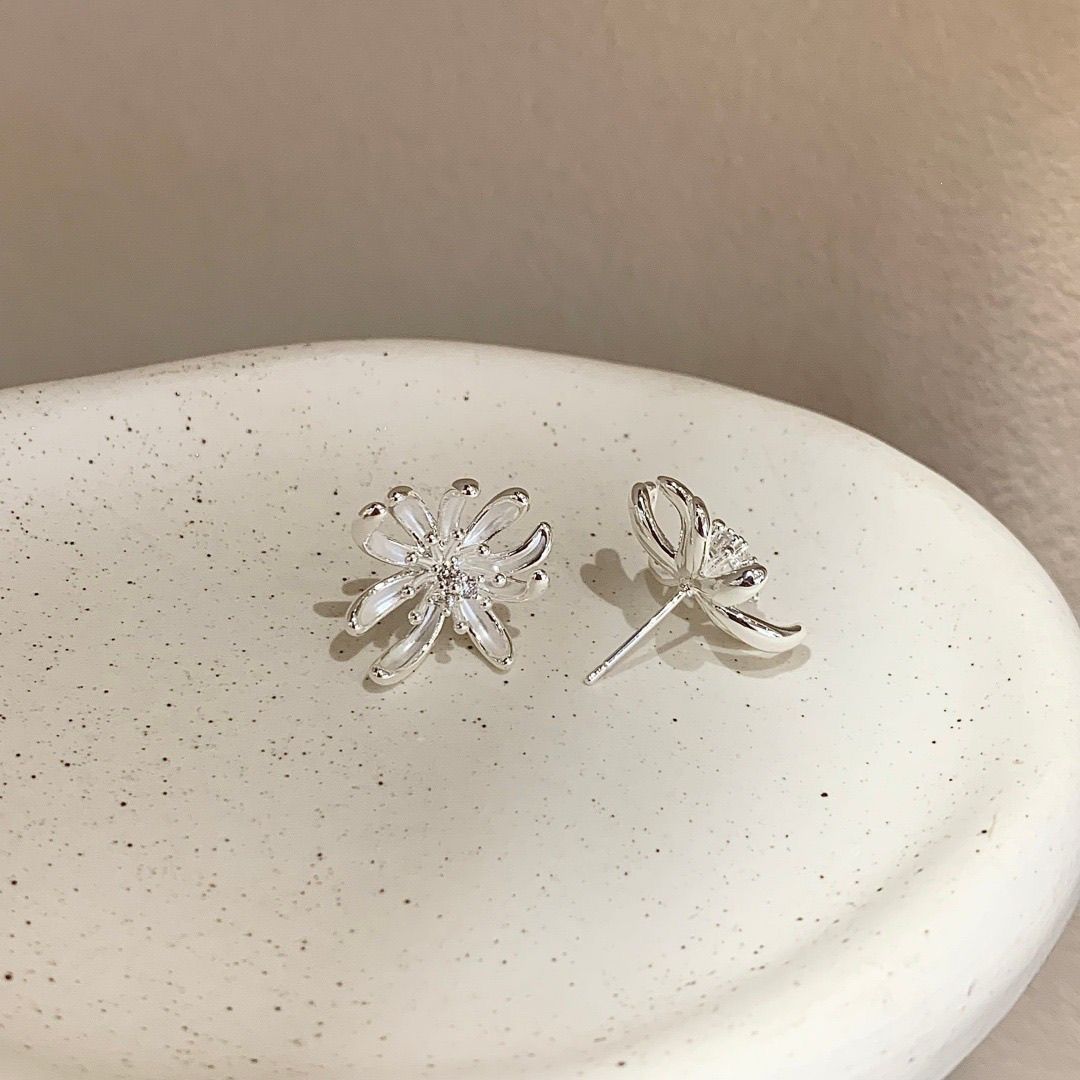 Wholesale French Style White Flower Stud Earrings Titanium Alloy Jewelry Accessory