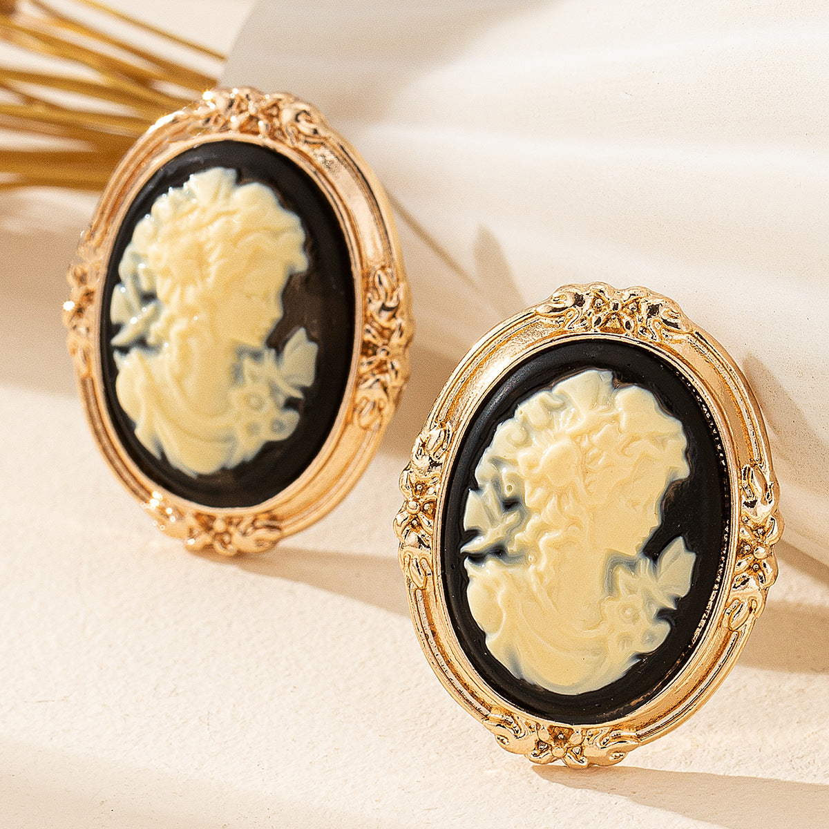 Wholesale Versatile Trendyy Queen Beauty Head Retro Alloy Earrings