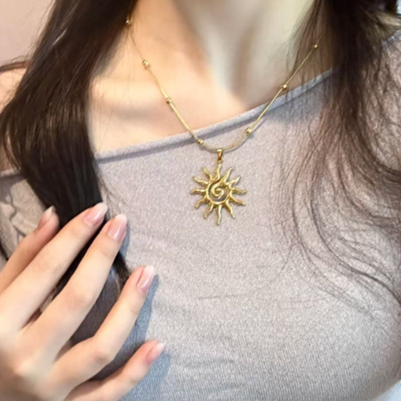 Wholesale Zinc Alloy Gold Hollow Sun Pendant Necklace Electroplated Finish Fashion Accessory Women Party Gift