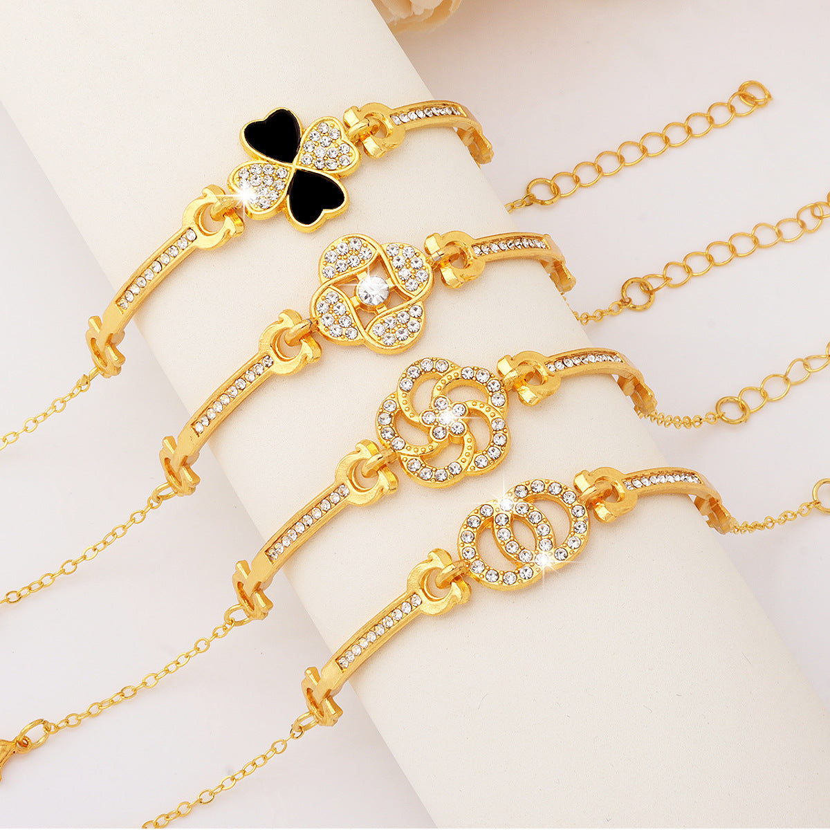 Wholesale Trendy Four-Leaf Clover Crystal Women' s Bracelet Gold Alloy Electroplated Jewelry Accessory ACCVIP