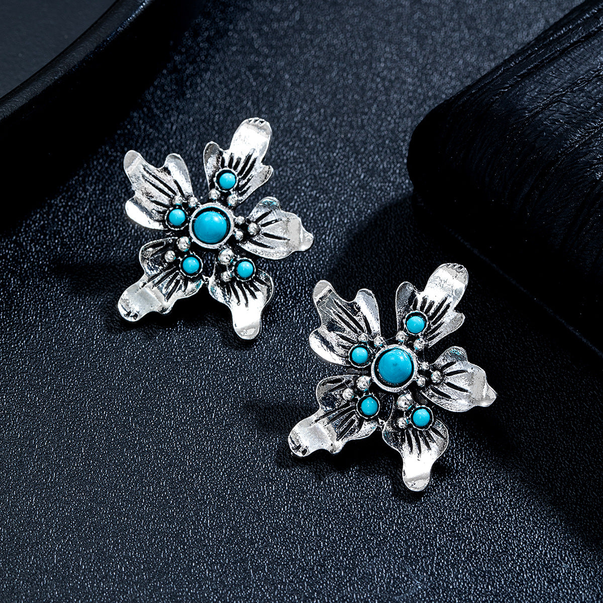 Wholesale  Retro Silver Flower Inlaid Turquoise Women's Alloy Earrings