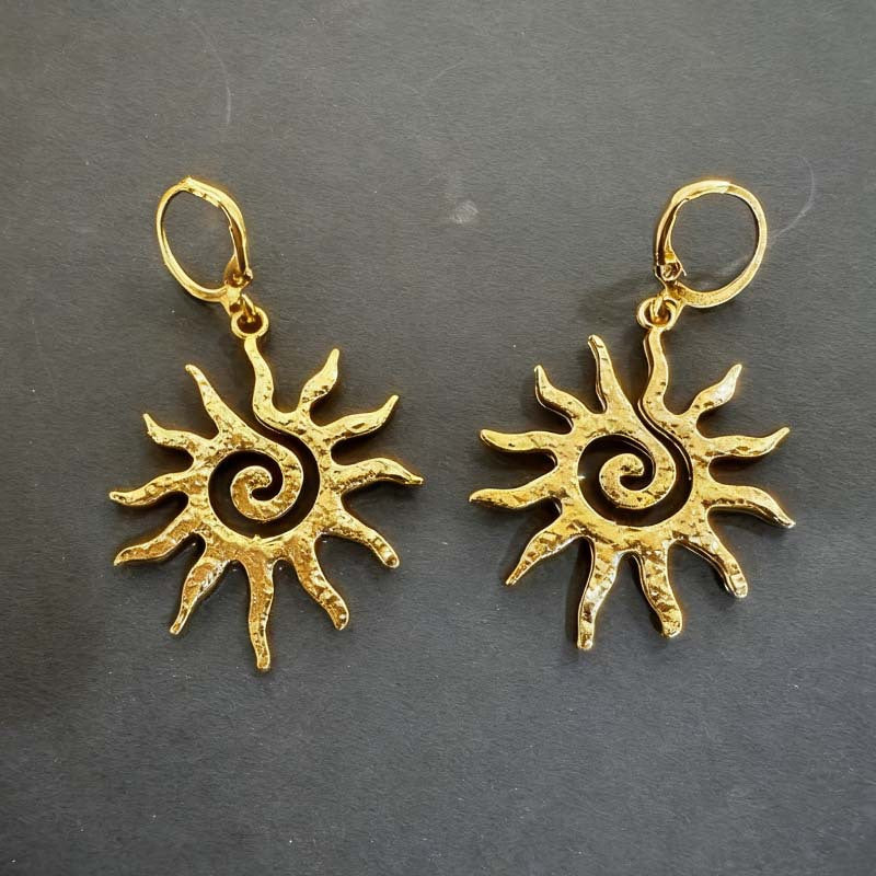 Wholesale Zinc Alloy Gold Hollow Sun Pendant Necklace Electroplated Finish Fashion Accessory Women Party Gift