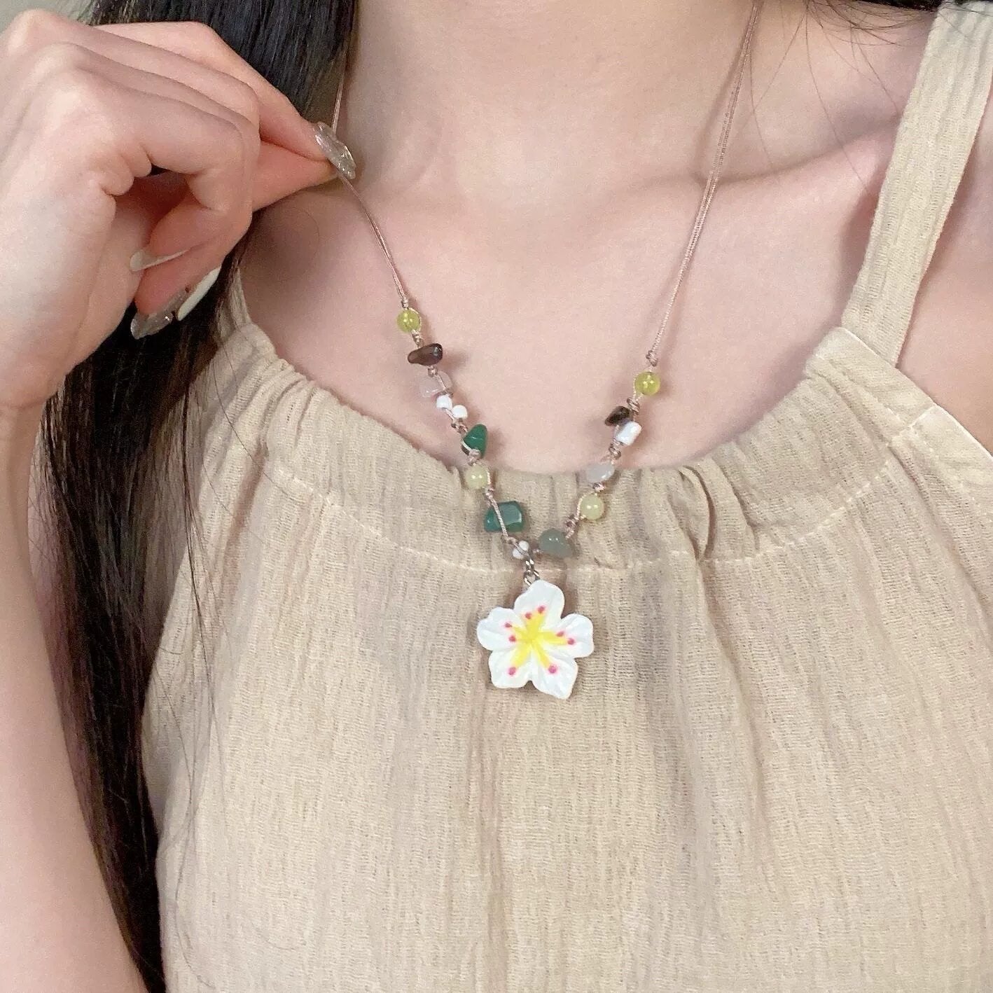 Wholesale Stylish White Resin Flower Pendant Necklace Summer Beach Vacation Women S Collarbone Chain Fashion Accessory