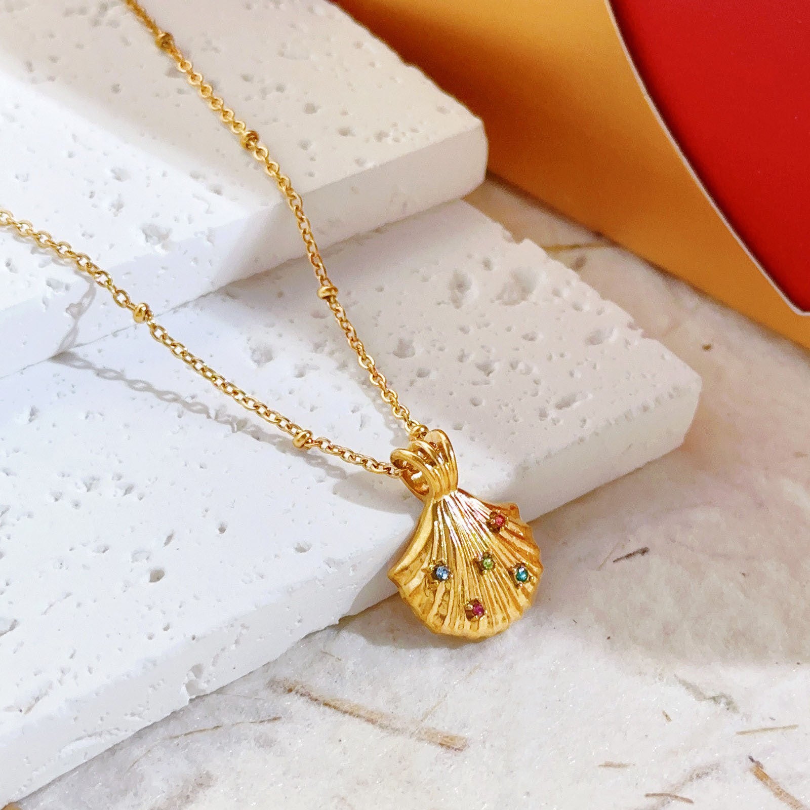 Wholesale 18K Gold Titanium Steel Inlaid Scallop Pendant Necklace