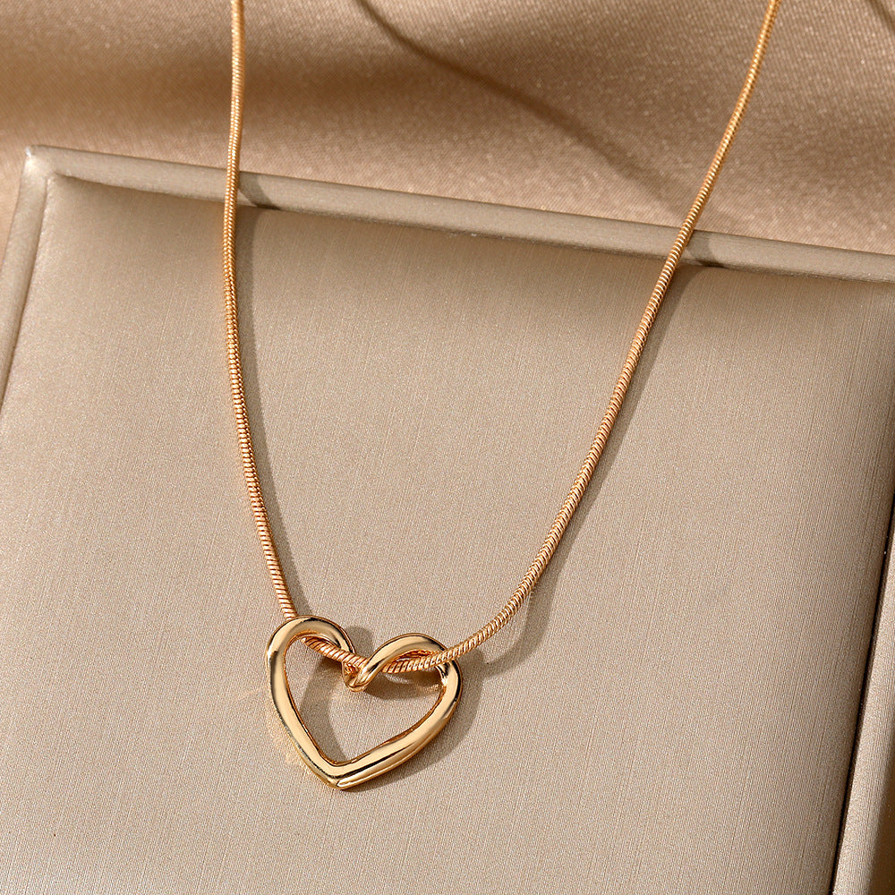 Wholesale Luxurious Hollow Heart Necklace Clavicle Chain