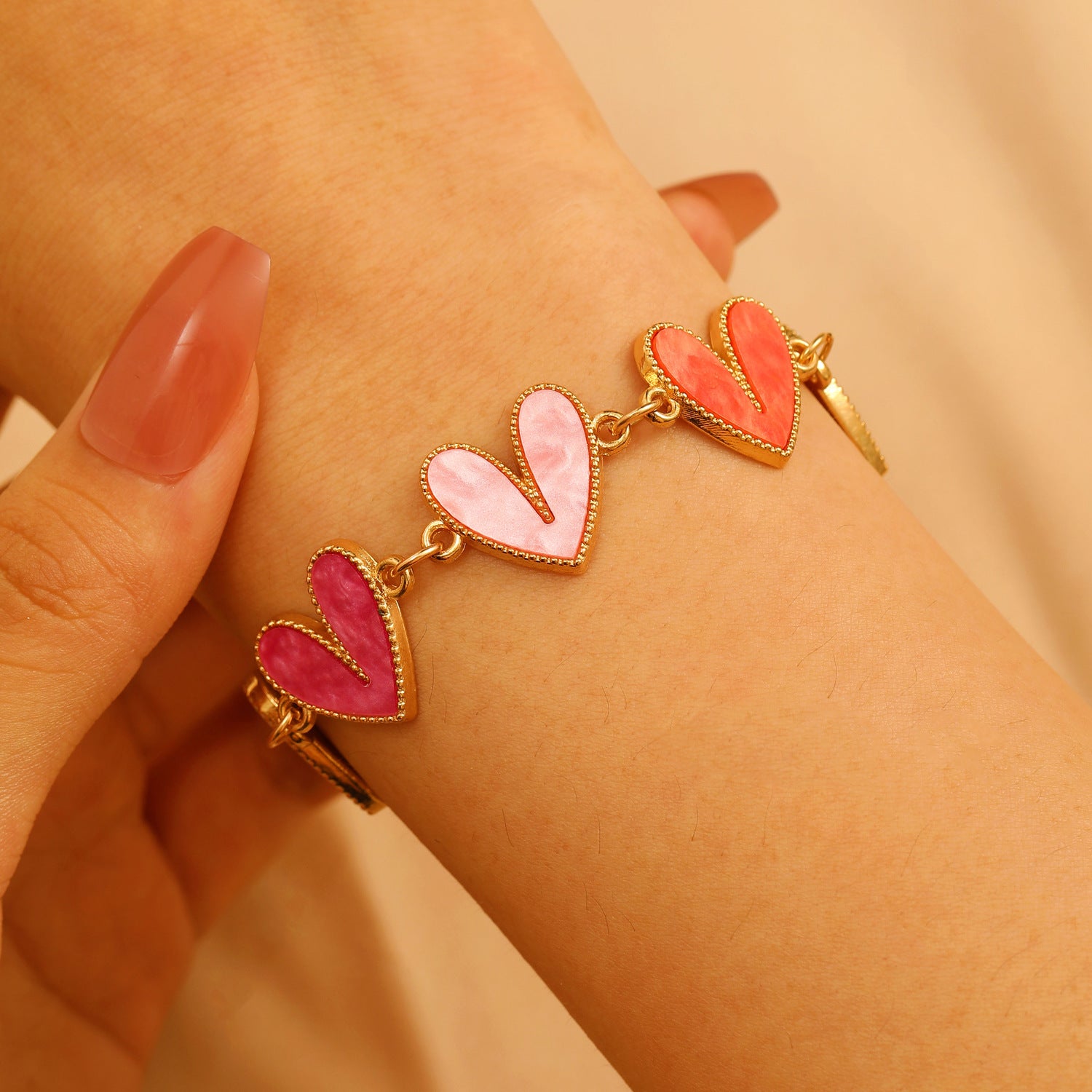 Wholesale Alloy Gold-Tone Heart Bracelet Colorful Love Heart Design Women' s Chic Jewelry Accessory