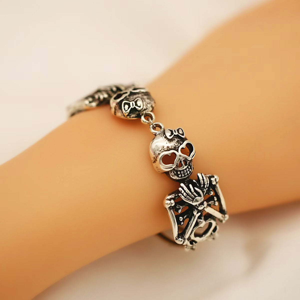 Wholesale Vintage Silver Gothic Skull Bracelet Fashion Accessory for Unisex Everyday Wear Gift