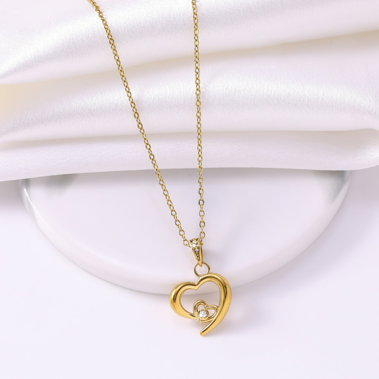 Wholesale Chic Heart Pendant Necklace For Women Gold Plated Titanium Steel Collarbone Chain Minimalist Design Fashion Accessory Gift