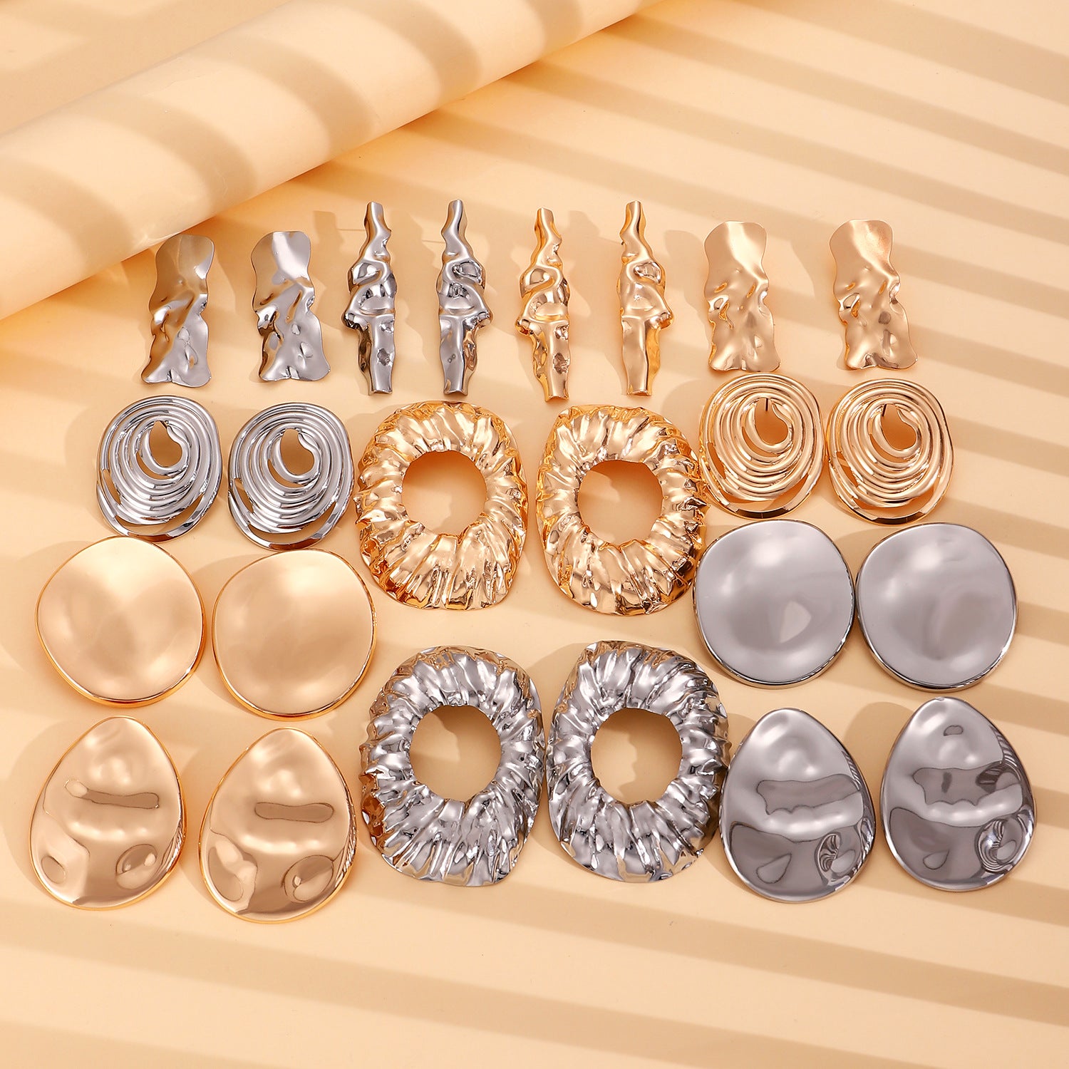 Wholesale Electroplated Metal Earrings Geometric Oval Pattern Fashion Accessory