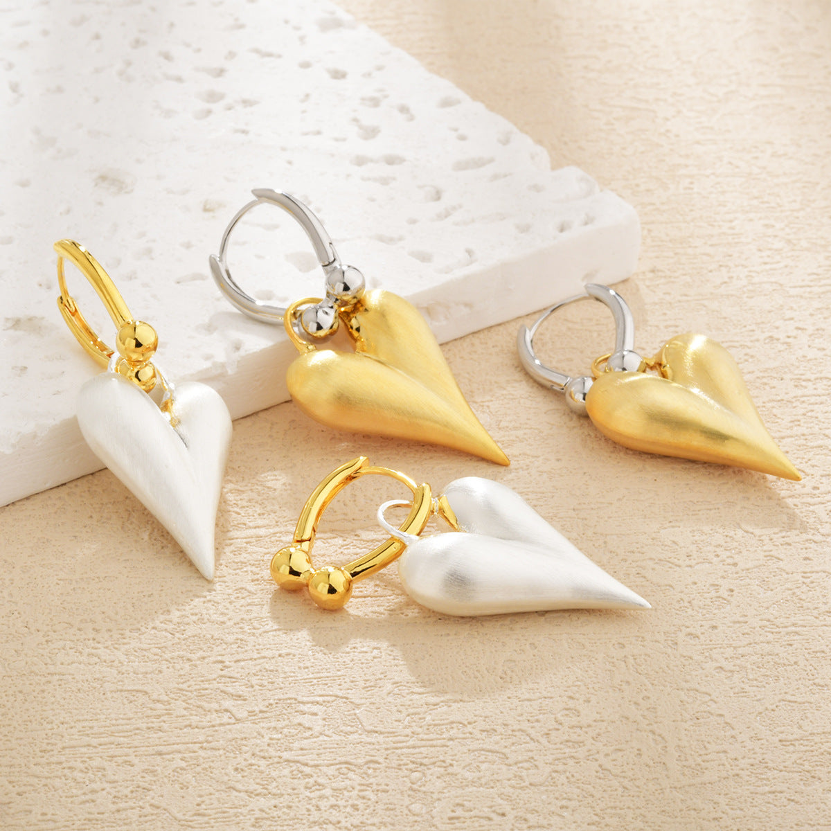 Wholesale  Heart Ear Buckle  Plated Gold Love  Light Luxury Ear Jewelry