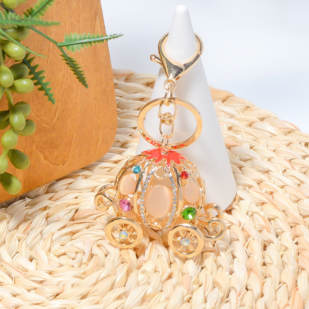 Wholesale Zinc Alloy Pumpkin Keychain with Rhinestone Cat Eye Design for Couples Gift