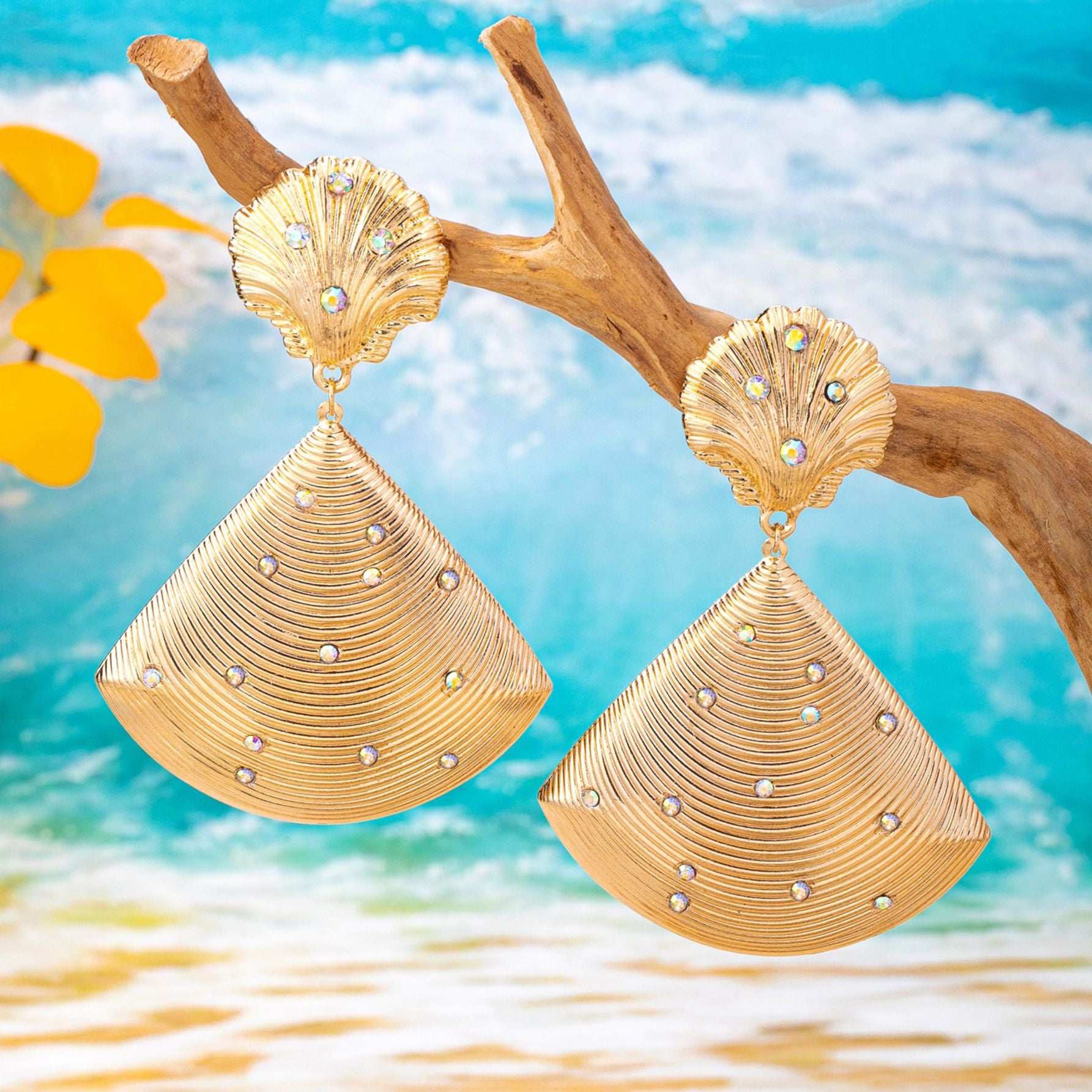 Wholesale Gold Shell Fan Shaped Rhinestone Earrings For Women Trendy Party Jewelry Accessory