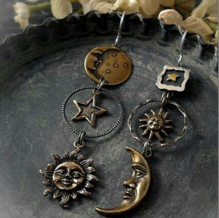 Wholesale Alloy Star and Moon Drop Earrings Geometric Retro Design Jewelry Accessory for Women